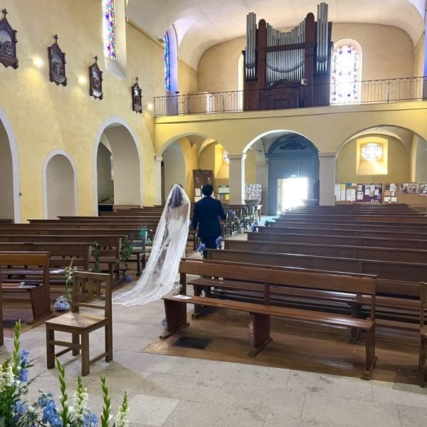 Une magnifique bénédiction de mariage à l&rsquo;église de Saint-Jean-en-Royans